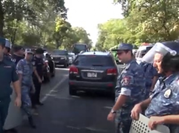 «Убирайтесь из нашей страны»: полиция открыла депутатам от правящей партии дорогу в здание парламента Армении